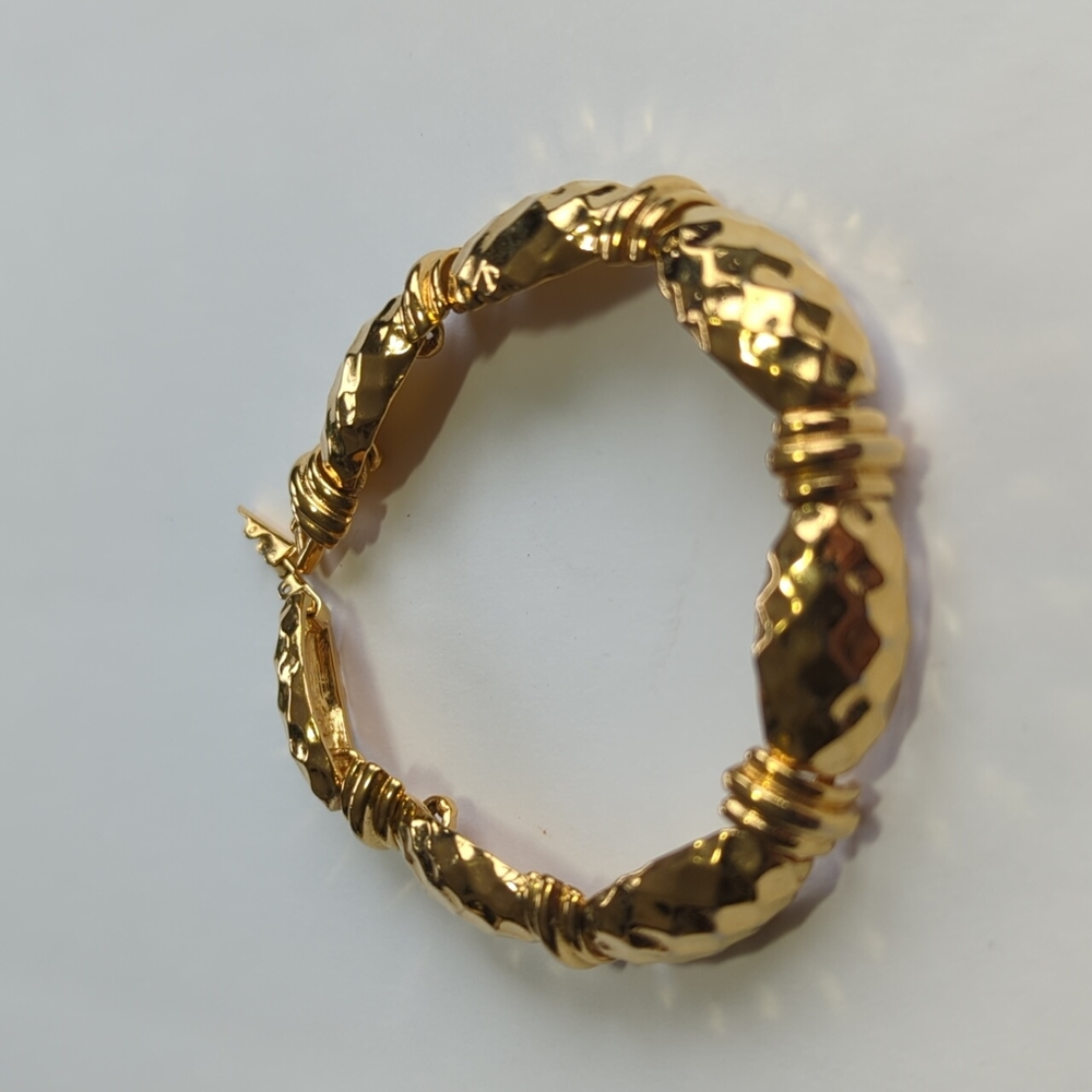 Vintage TRIFARI Gold Clasp Bracelet Shiny